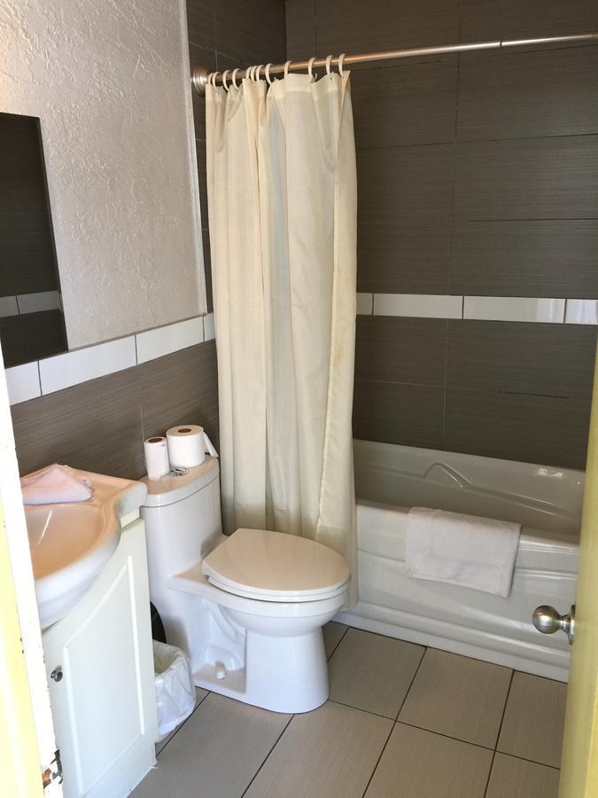 Motel La Siesta De Gascon Terrebonne Eksteriør billede
